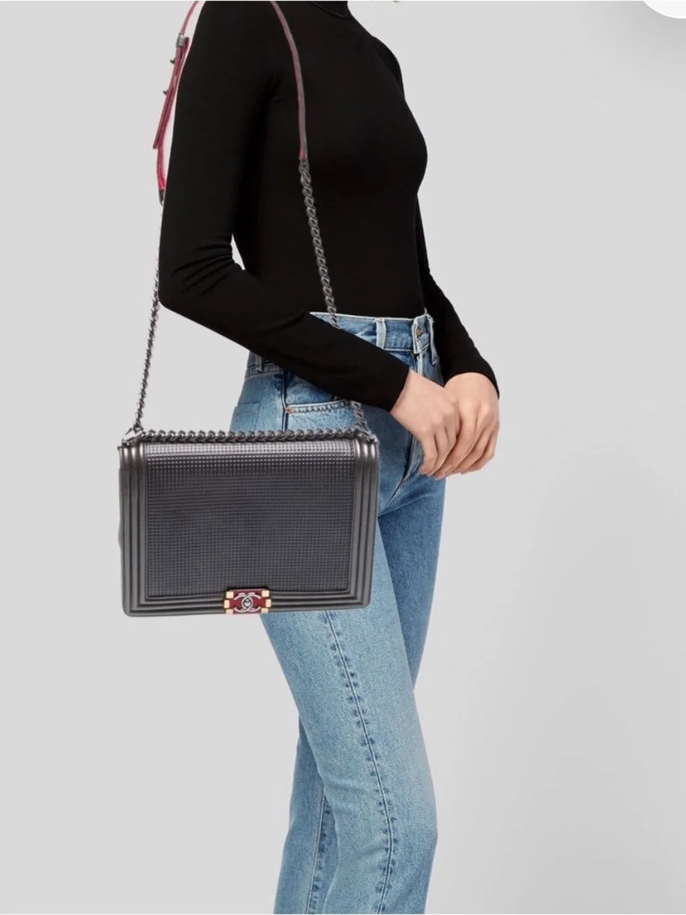 CHANEL Textured Gray Messenger Bag with Chain Strap and Red Accent XXL